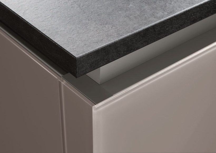 stratos_02_particolare-fiancone-laterale-da-52-mm-nella-finitura-glass-visone